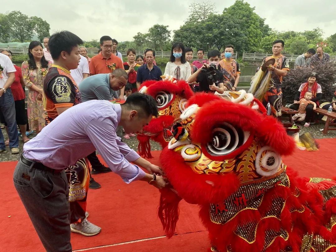 港头村书记,恒广公司领导为舞狮点睛,派利是