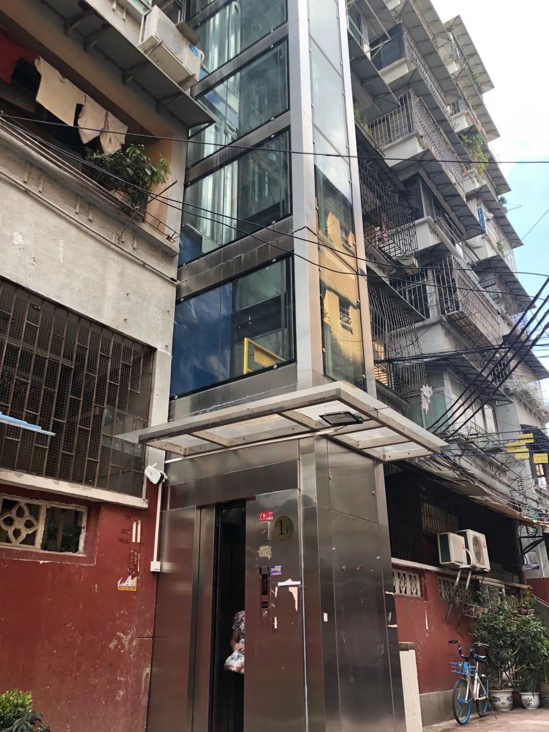 荔湾老楼装电梯还能这样搞这群荔湾街坊的操作厉害了快取经