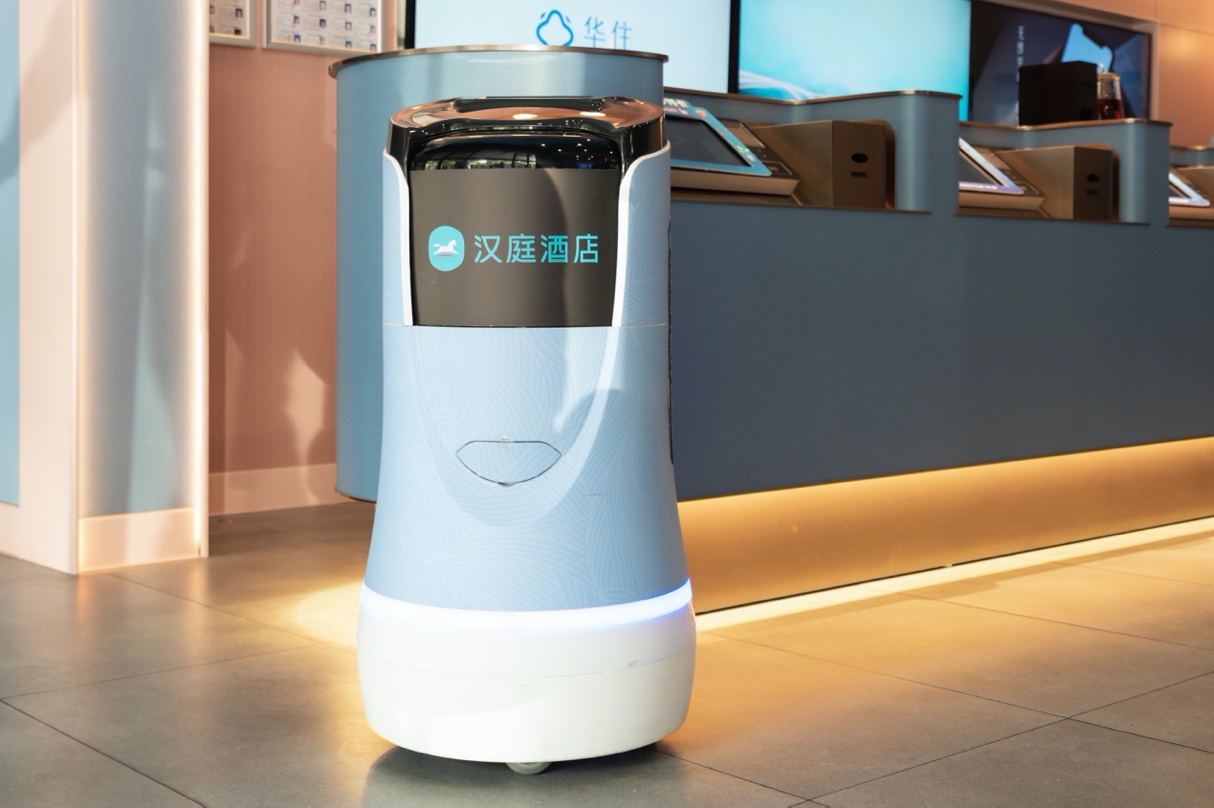 机器人送物已成为酒店智能化服务体验的特色之一