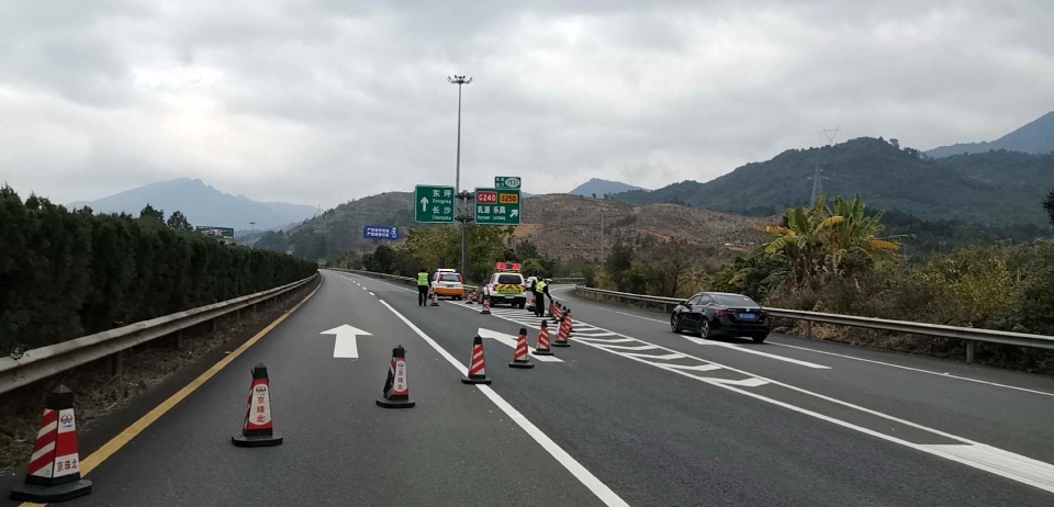 根据应急预案,经与京珠北分公司协商,警方决定对京珠北高速公路进行