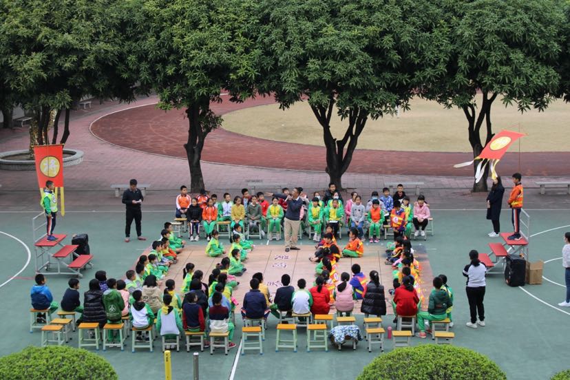 学生为"棋子"的"象棋真人秀"在广州市番禺区沙溪小学上演