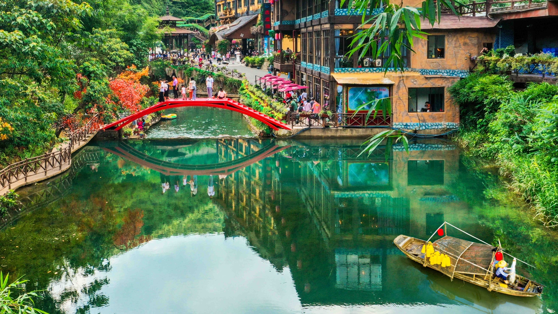 春节期间,古龙峡景区的网红河谷,一河两岸春节期间免费对自驾游游客