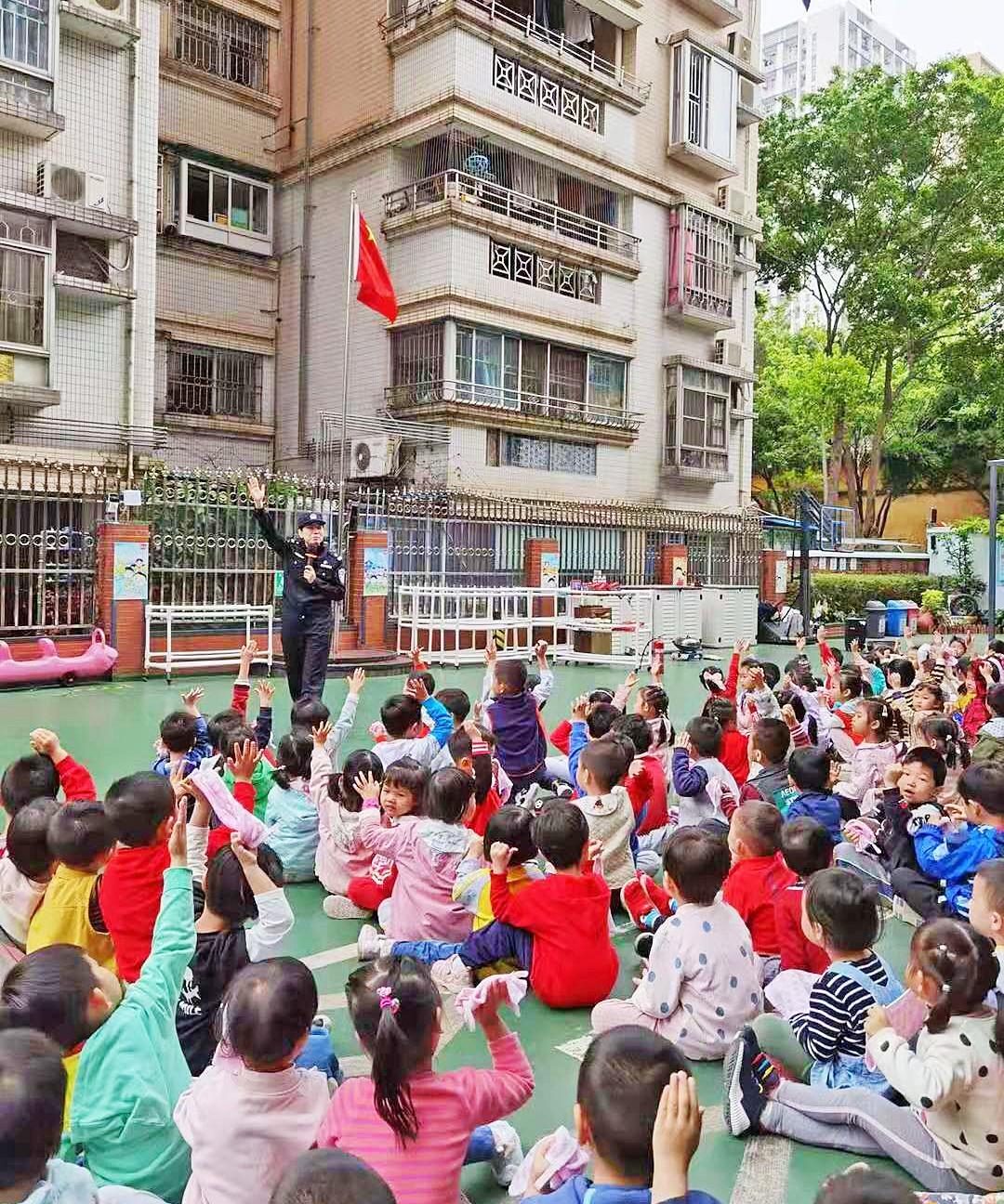 广州市天河区天园街道东晖社区民警洪军梅,一直以来扎根社区一线,服务