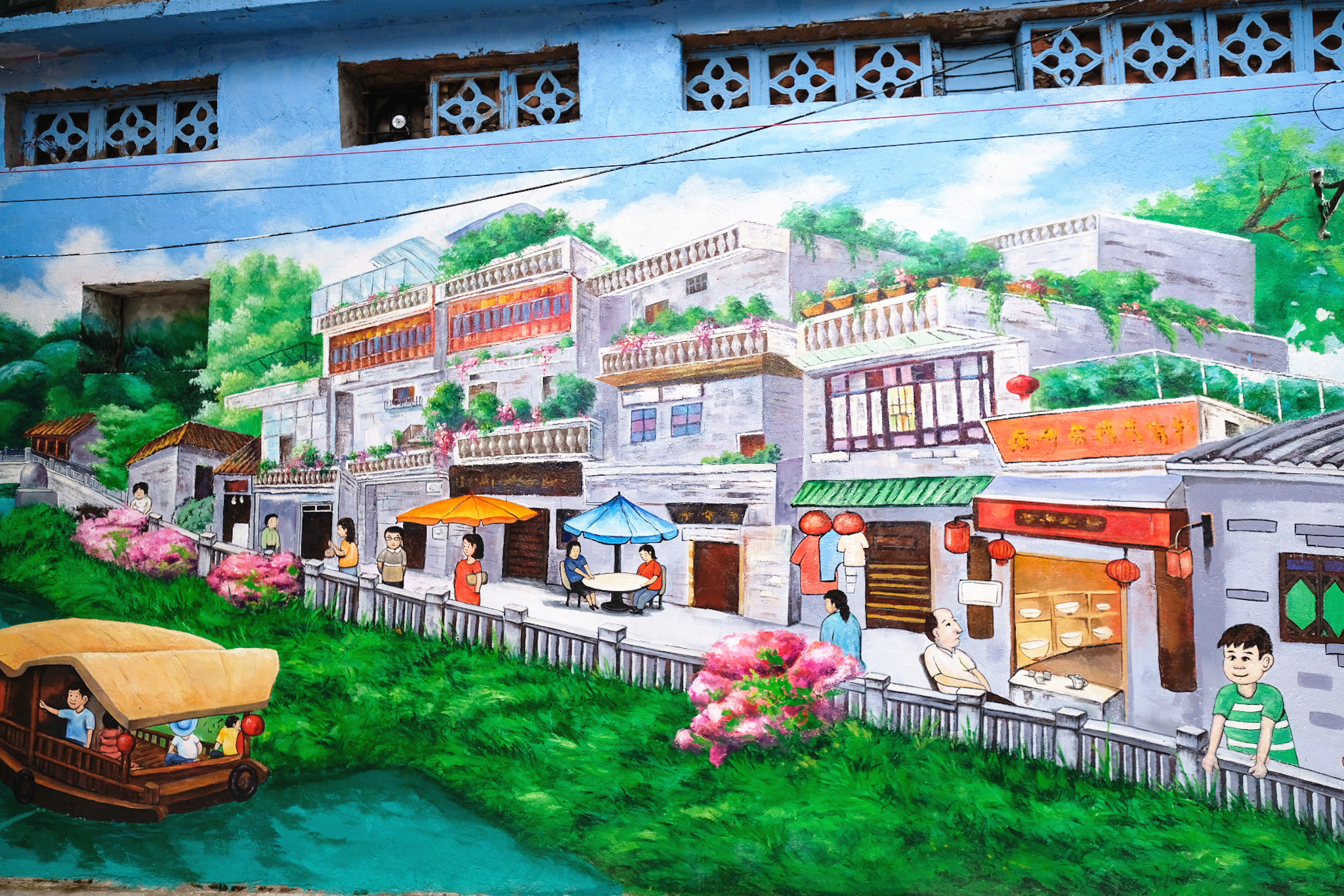 岭南特色彩绘涂鸦为街区增添了一抹亮色.