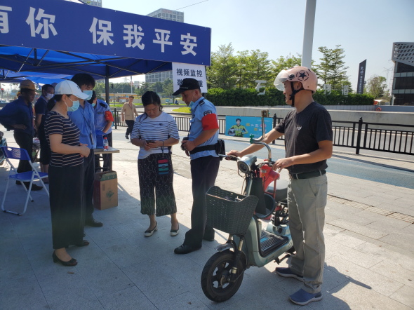 10月6日,文冲街道三级调研员李坚贞带队开展道路交通安全巡查.