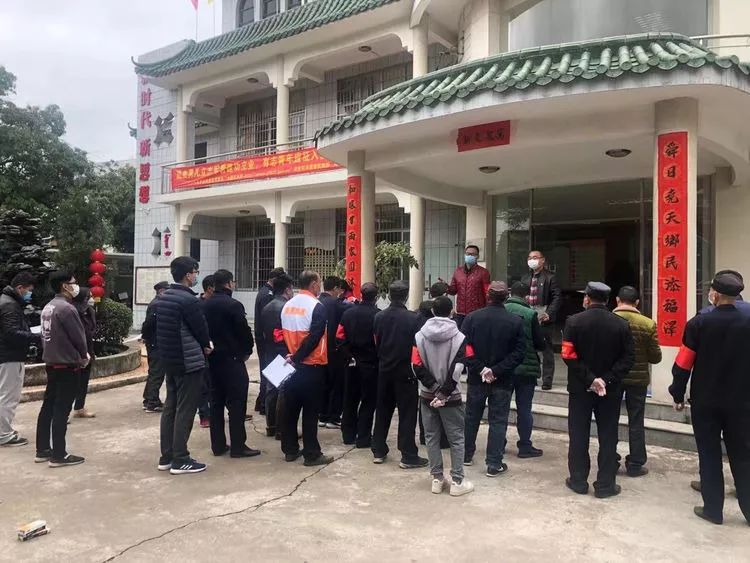 连外来人员也喜欢住在明经村这片土地上,喜欢跟周钜伦打交道,"他让