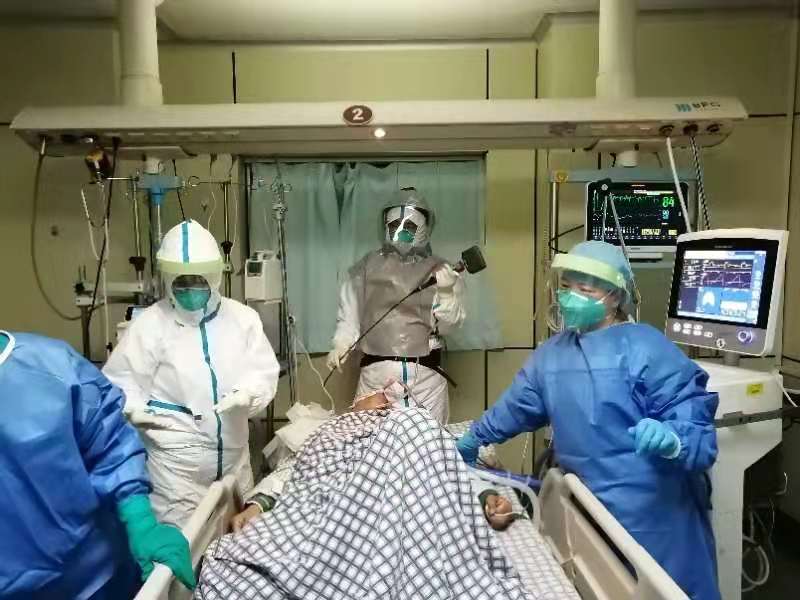 图中右侧是邓西龙