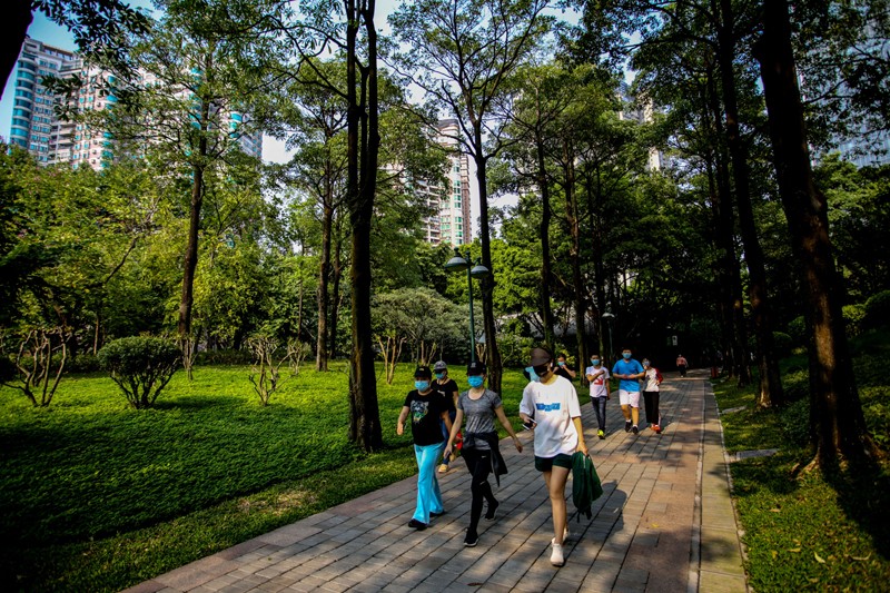 广州珠江公园坐落于广州天河区珠江新城中心腹地,占地面积28公顷,环境