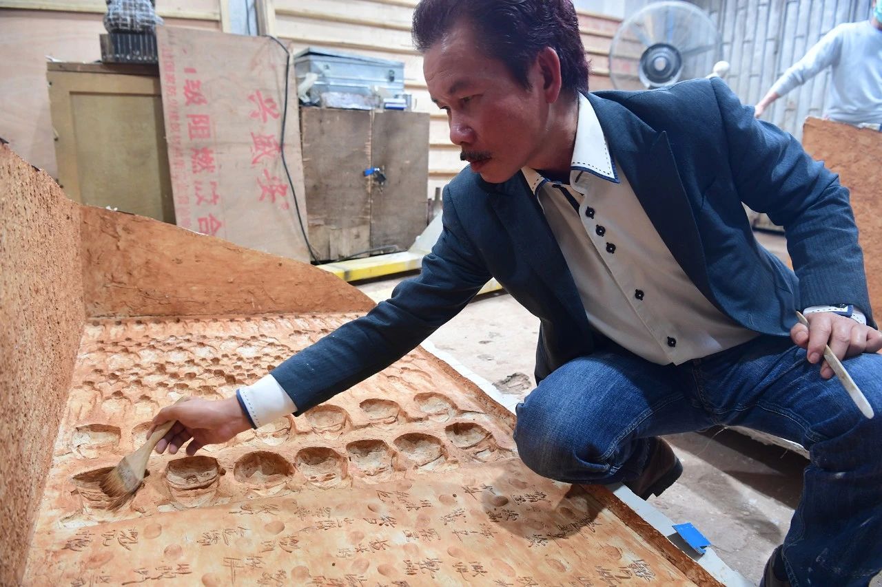 许鸿飞抗疫雕塑《丰碑》完成泥稿,进入翻模