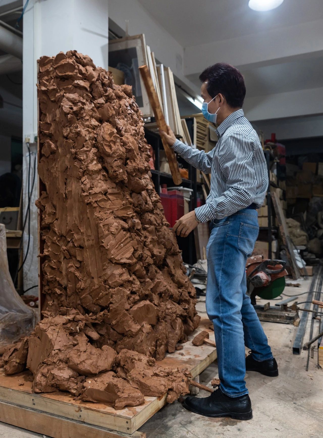 许鸿飞抗疫雕塑《丰碑》完成泥稿,进入翻模