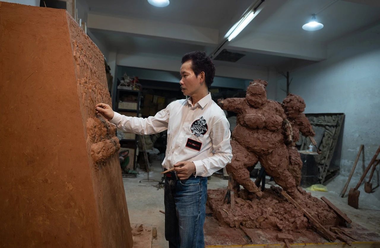 许鸿飞抗疫雕塑《丰碑》完成泥稿,进入翻模
