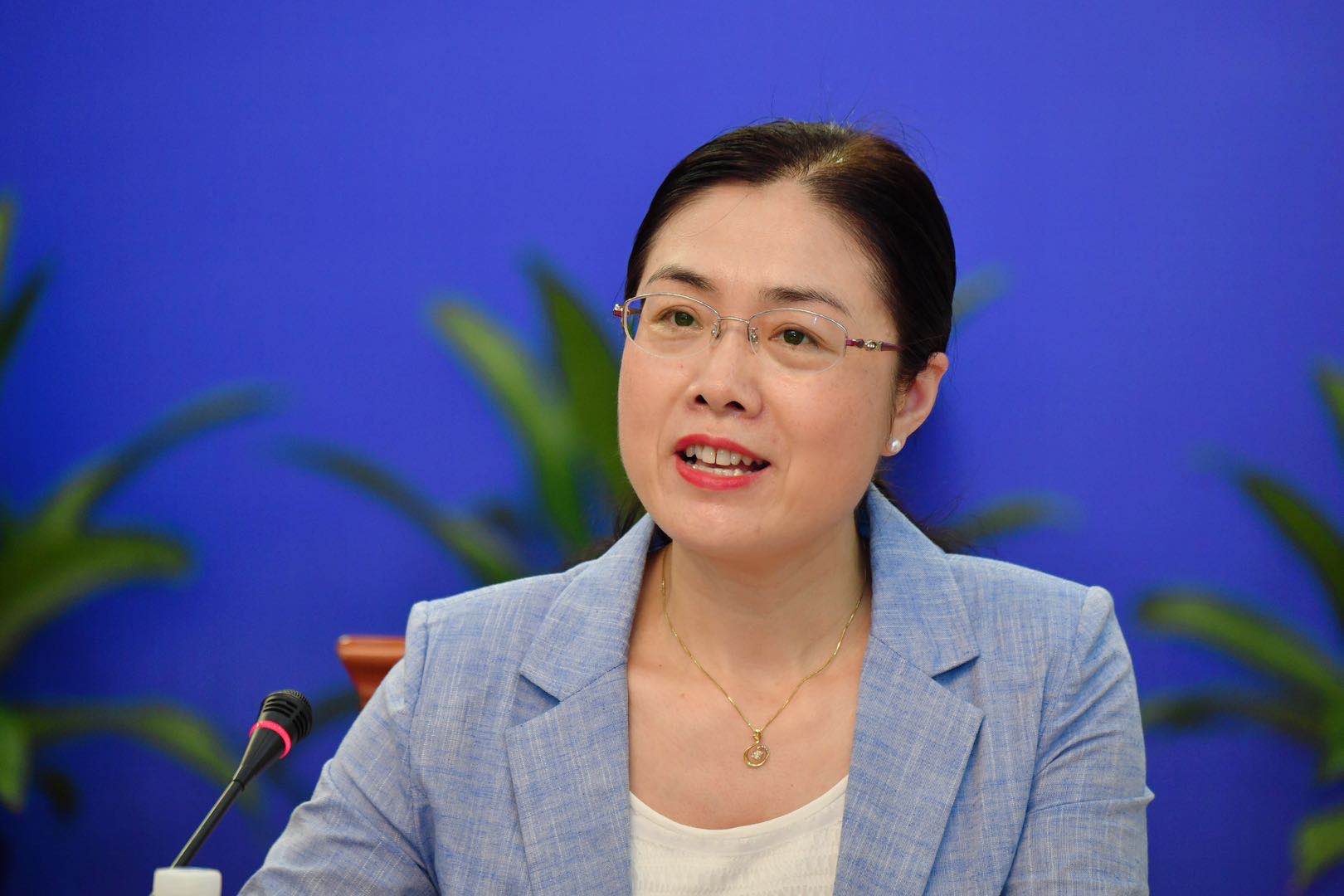 发布会上,两位留学生现场演唱自创抗疫歌曲