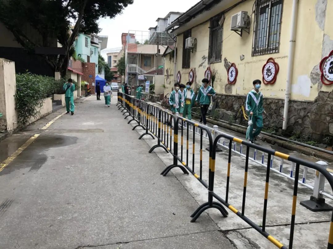 学生有序离开学校.