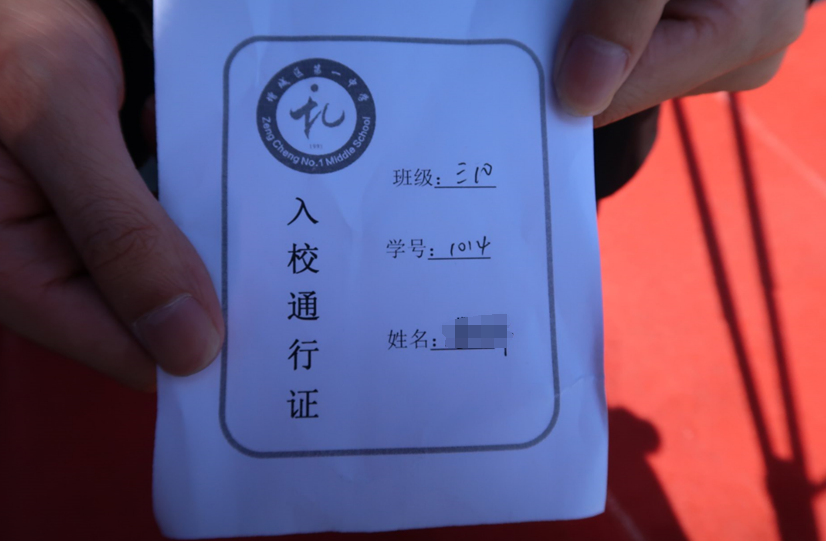 8时许,第一批学生开始陆续到达学校.所有工作人员各就各位,各司其职.