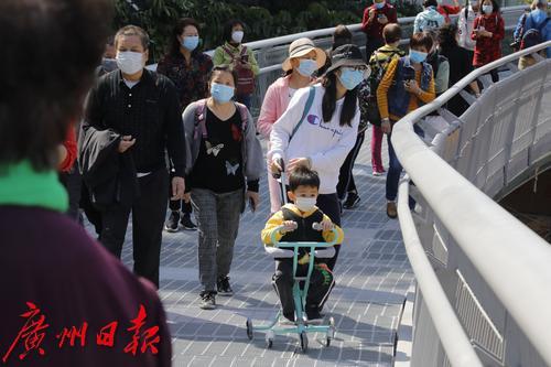 花果山的空中云道迎来不少游客2