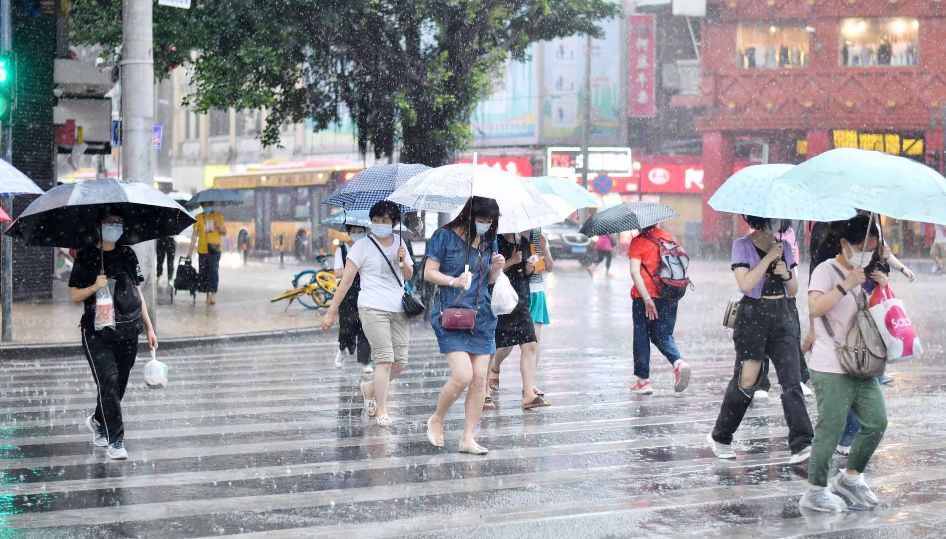 广州突降暴雨：番禺水浸齐腰淹没车辆 红色预警发布市民地铁口避雨_哔哩哔哩_bilibili