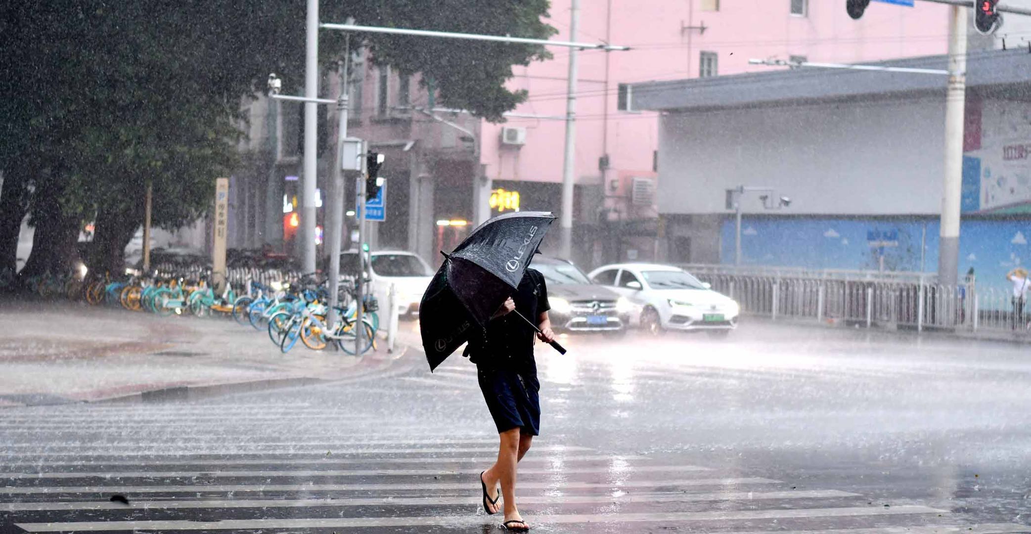 广州街头暴雨过后又现水浸街|广州市|暴雨|降雨_新浪新闻