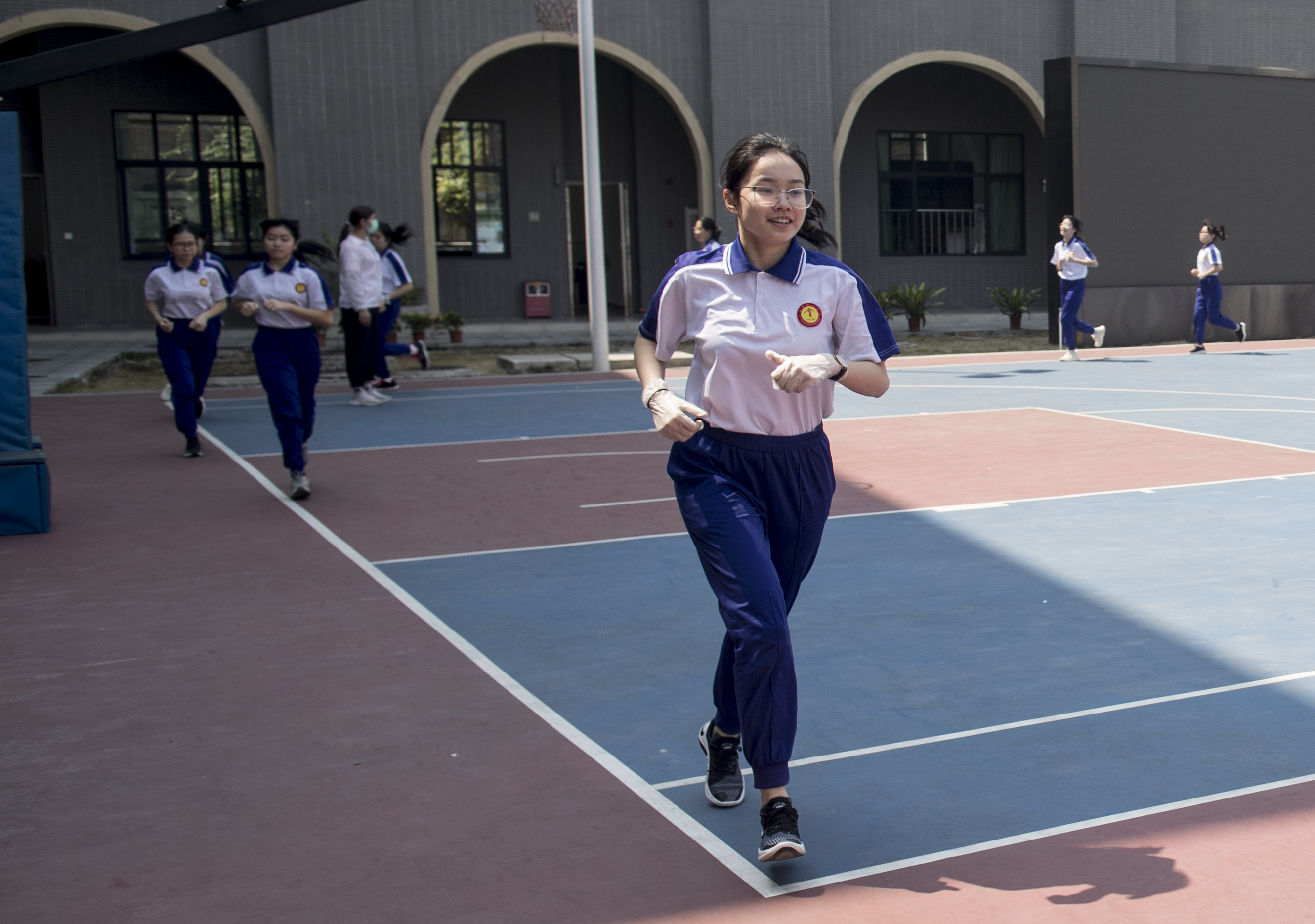 4月28日,广州市第一中学初三学生上体育课.