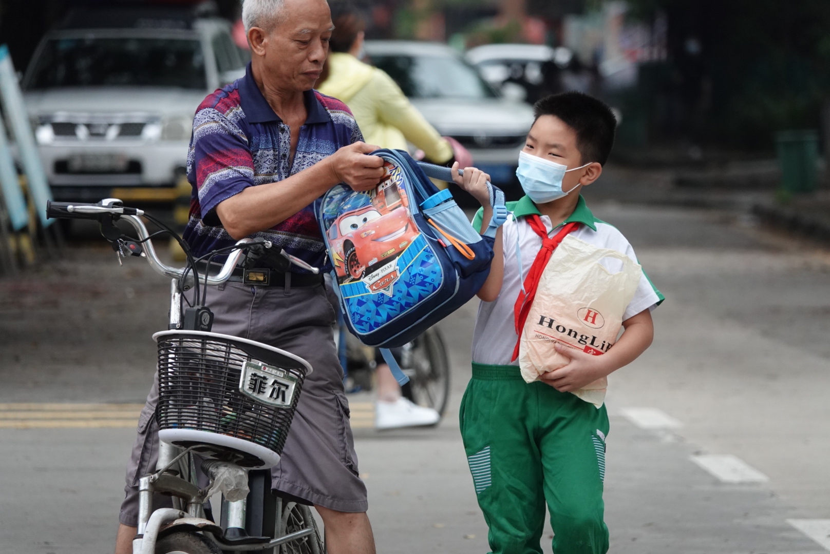 四年级学生家长陈晓燕对全媒体记者说:"在家学习始终不够规律,还是