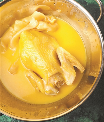 清远走地鸡和黄鱼胶熬出的“金汤”。