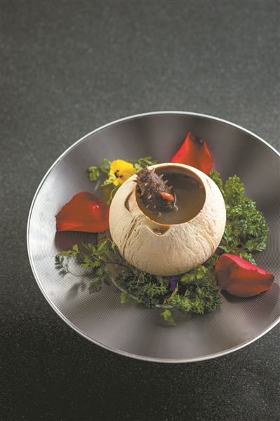 椰盅海南花猪炖辽参(四季酒店)