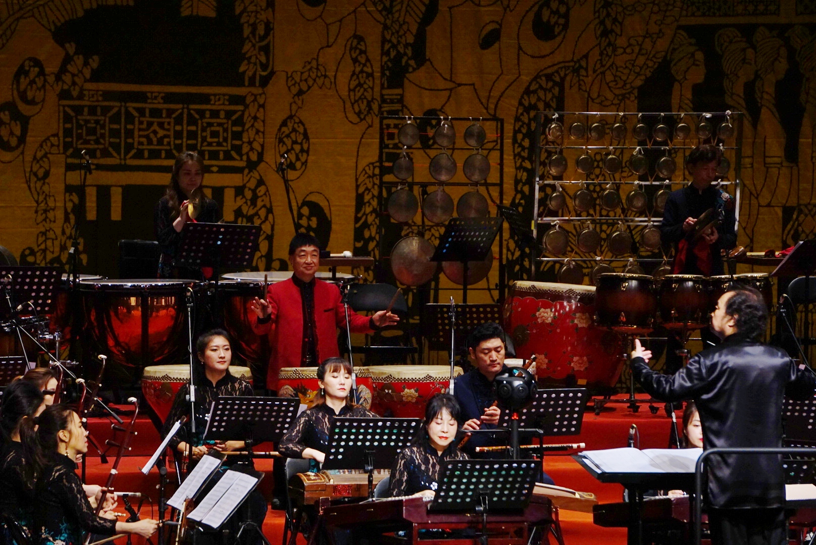 广东民族乐团复演致敬抗疫英雄 陈佐辉司鼓《春暖花开》