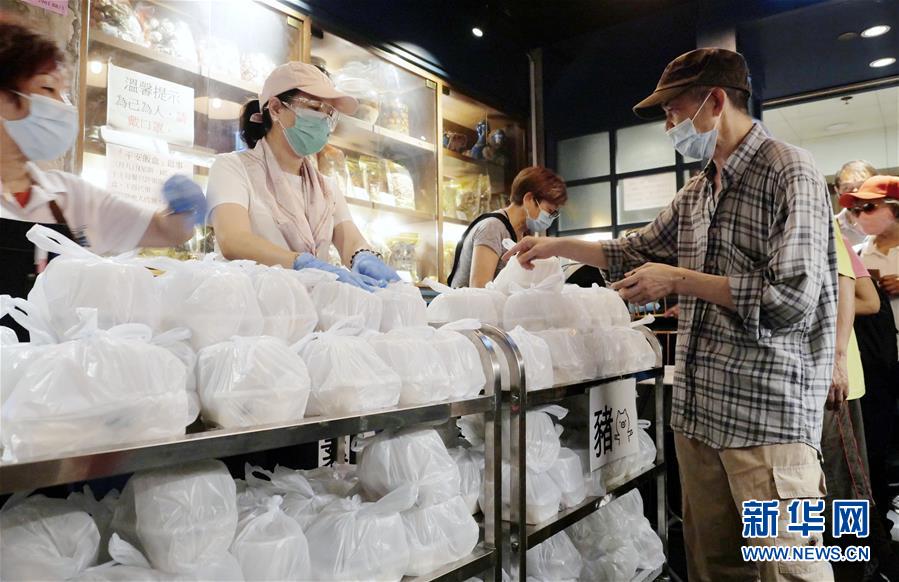 在香港銀杏館餐廳油麻地店,義工發放盒飯(5月7日攝)。 新華社記者 王申 攝1