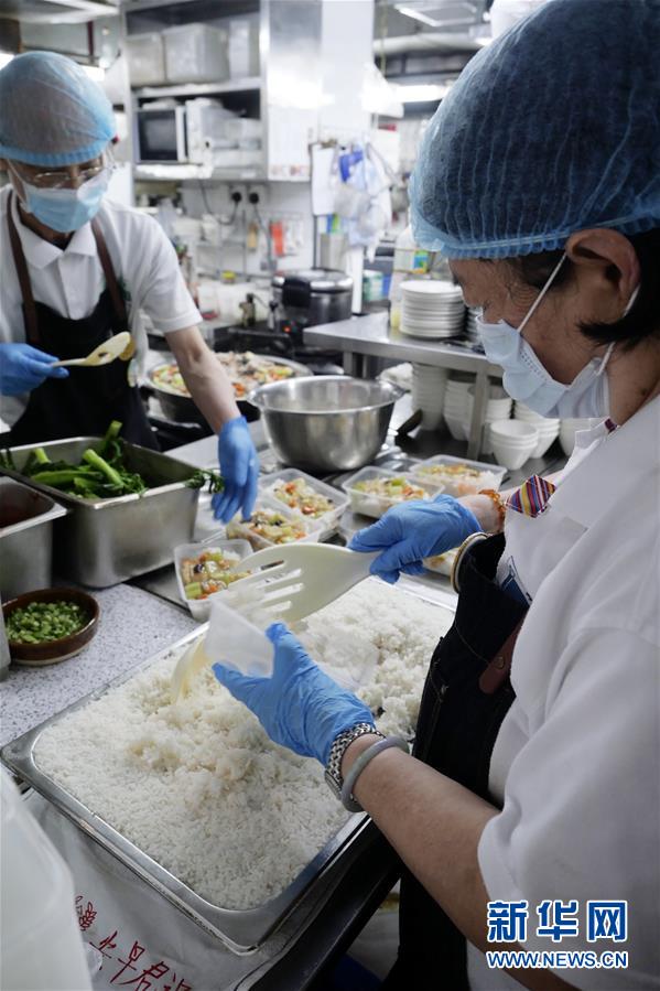 在香港銀杏館餐廳油麻地店,義工在把飯菜裝盒(5月7日攝)2。 新華社記者 王申 攝