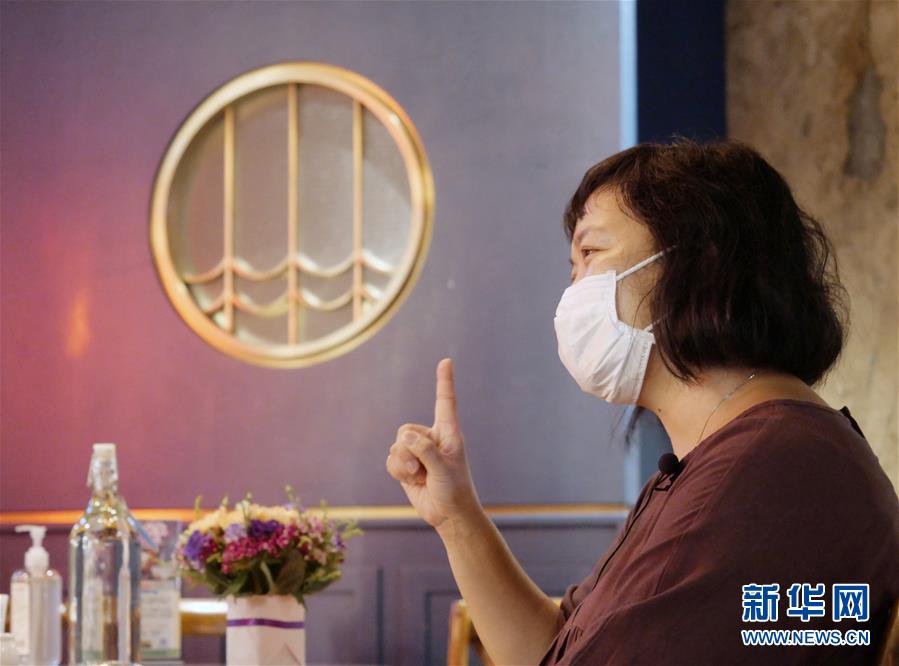 銀杏館行政總裁麥敏媚在香港銀杏館餐廳油麻地店接受新華社記者專訪(5月7日攝)。 新華社記者 王申 攝