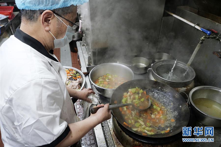 在香港銀杏館餐廳油麻地店,廚師在制作免費盒飯(5月7日攝)。 新華社記者 王申 攝