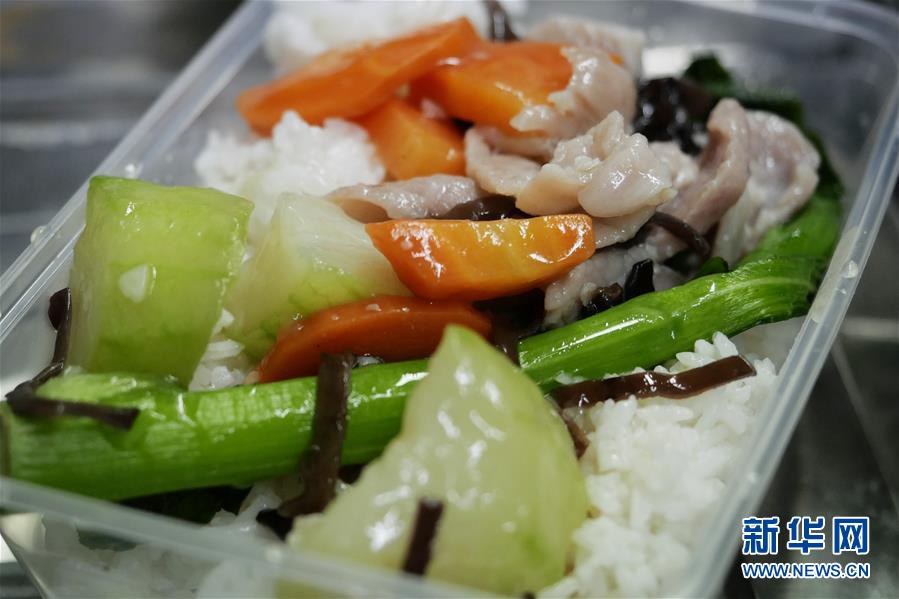 銀杏館免費“平安盒飯”有菜有肉(5月7日攝)。 新華社記者 王申 攝