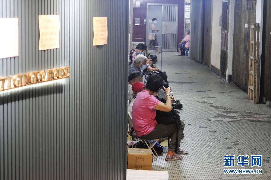 在香港銀杏館餐廳油麻地店,人們在排隊等待領取盒飯(5月7日攝)。 新華社記者 王申 攝