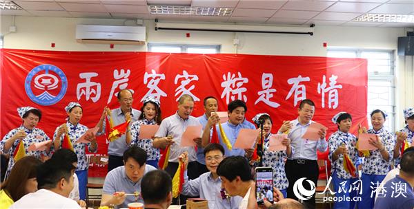 香港客家乡亲自编自演客家竹板歌《月光光》。