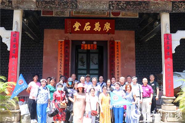 来宾参观新界客家古迹廖万石堂。