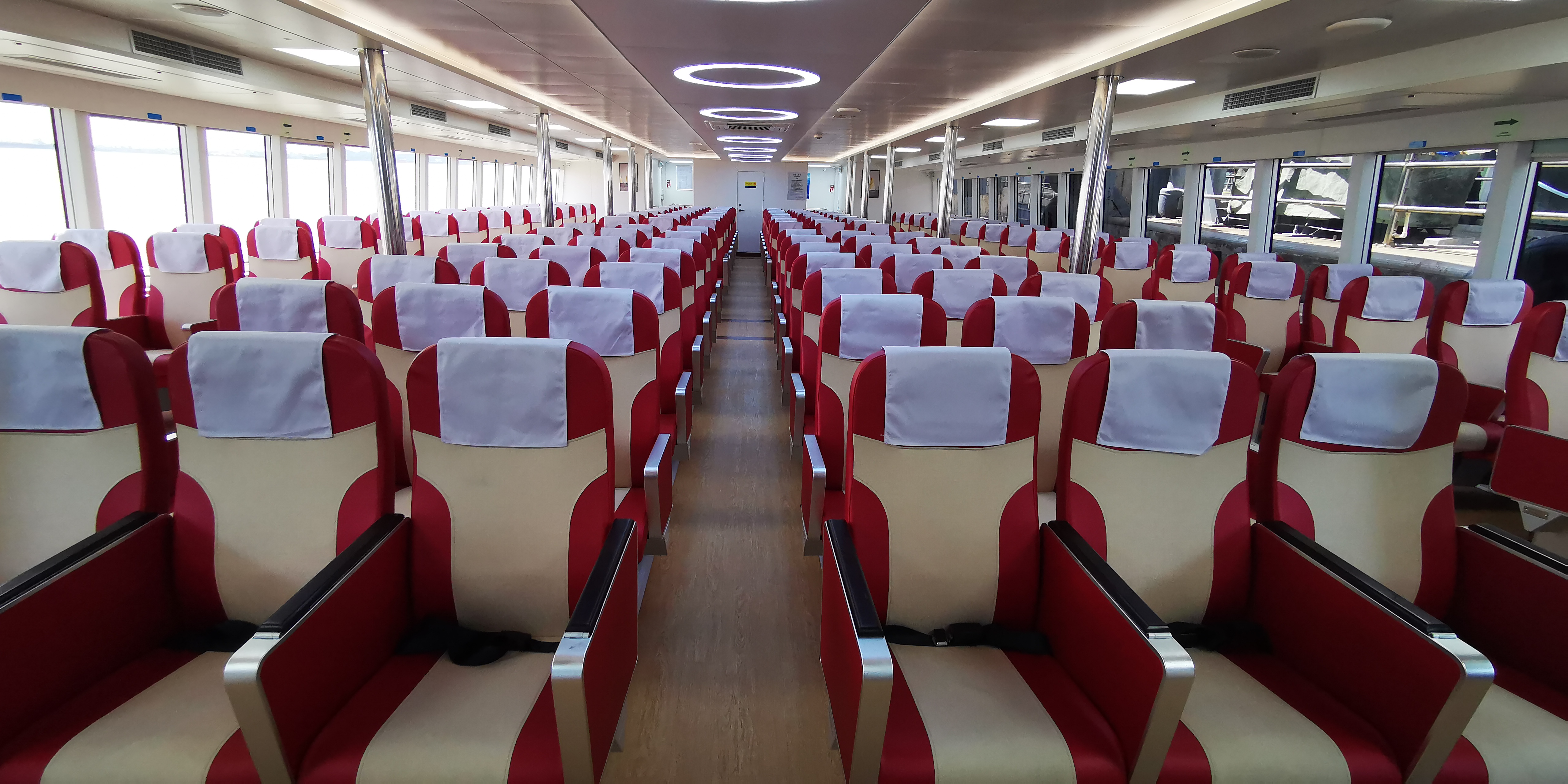 客舱座位分为普通舱,头等舱和贵宾舱