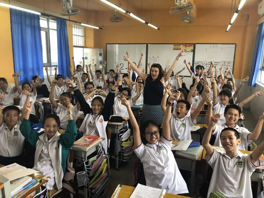 Clare Magee院长在广开外语与学生互动