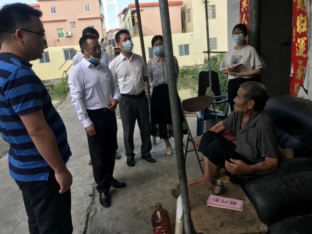 南沙区管委会副主任王勇,东涌镇党委委员,纪委书记林楚能慰问沙公堡村