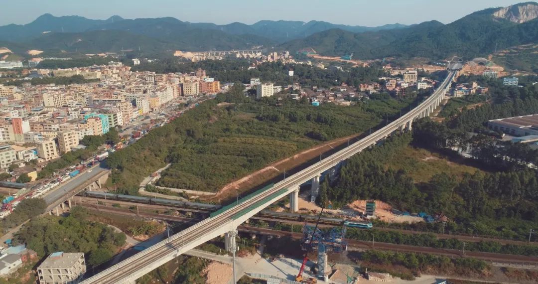 航拍的建成后的广清城际轨道银盏大燕河特大桥跨京广铁路段