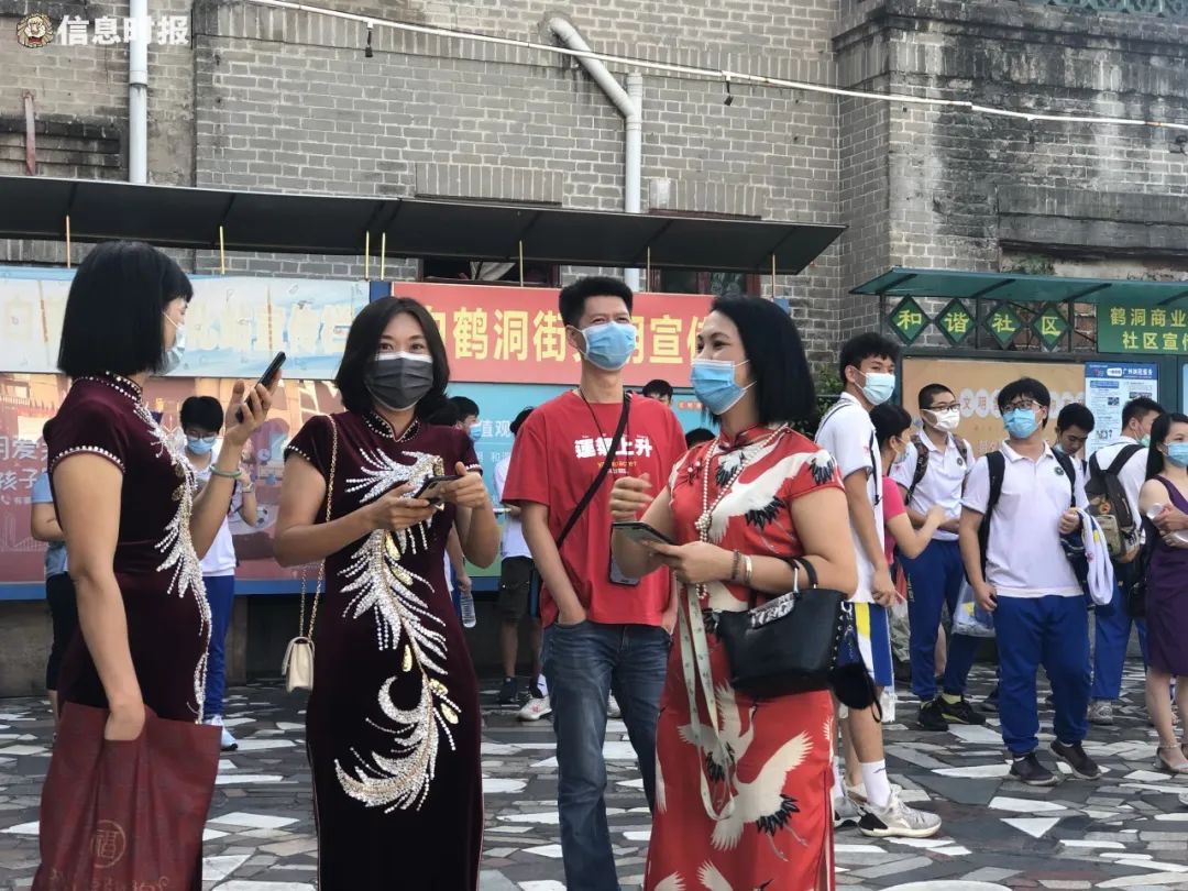 早上7点20,已有家长穿好旗袍来到真光中学校门,为考生加油助威