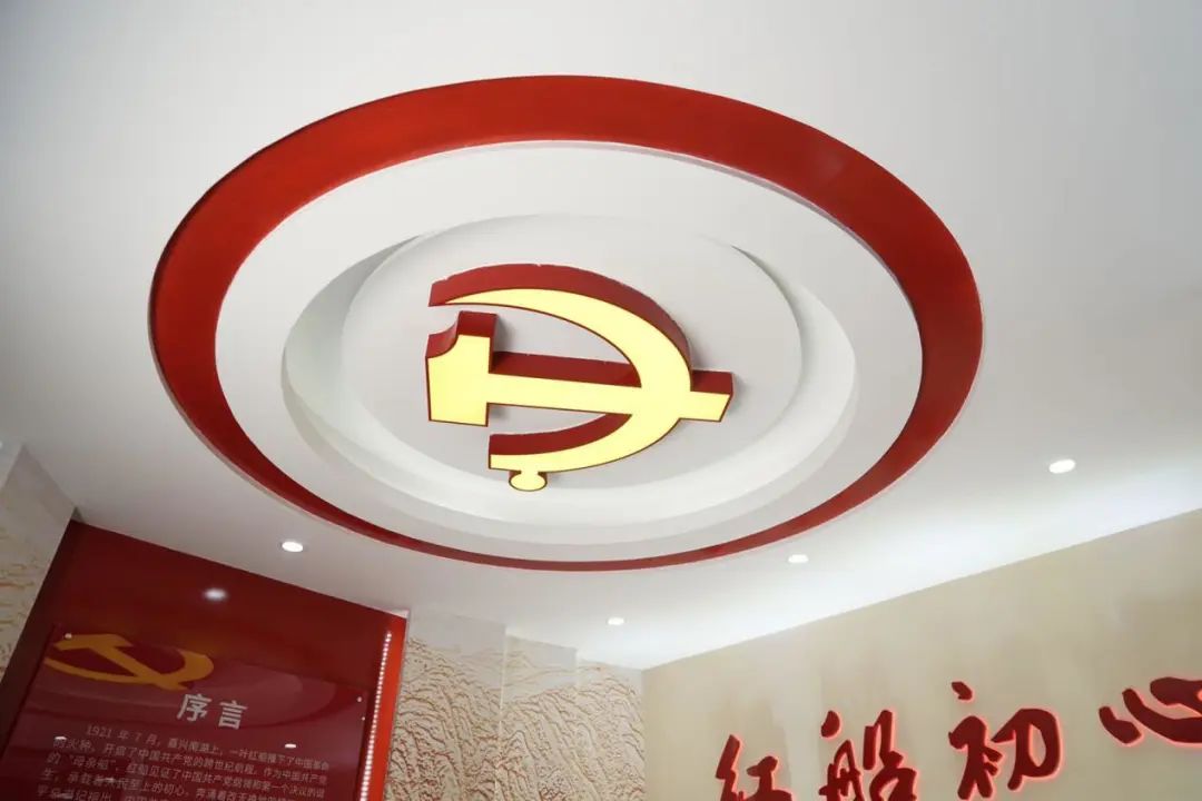 前厅为红船初心馆的形象墙,内含馆名主形象墙,并在侧面以前言开篇,对