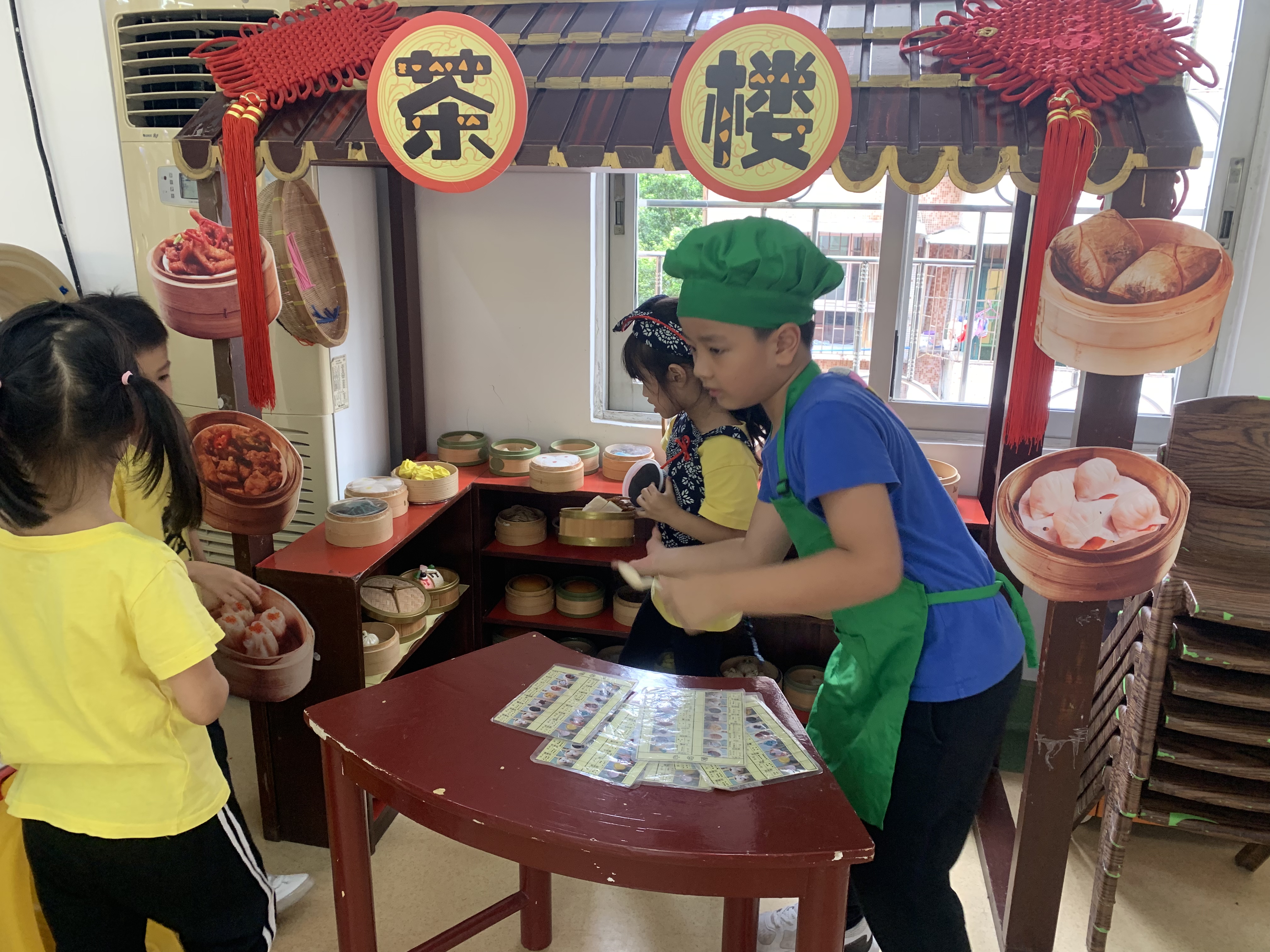 孩子扮演茶楼工作人员,感受广府文化。