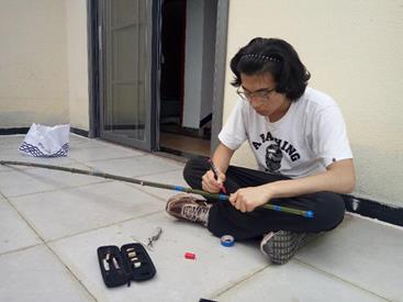 曹柏豪在制作探杆