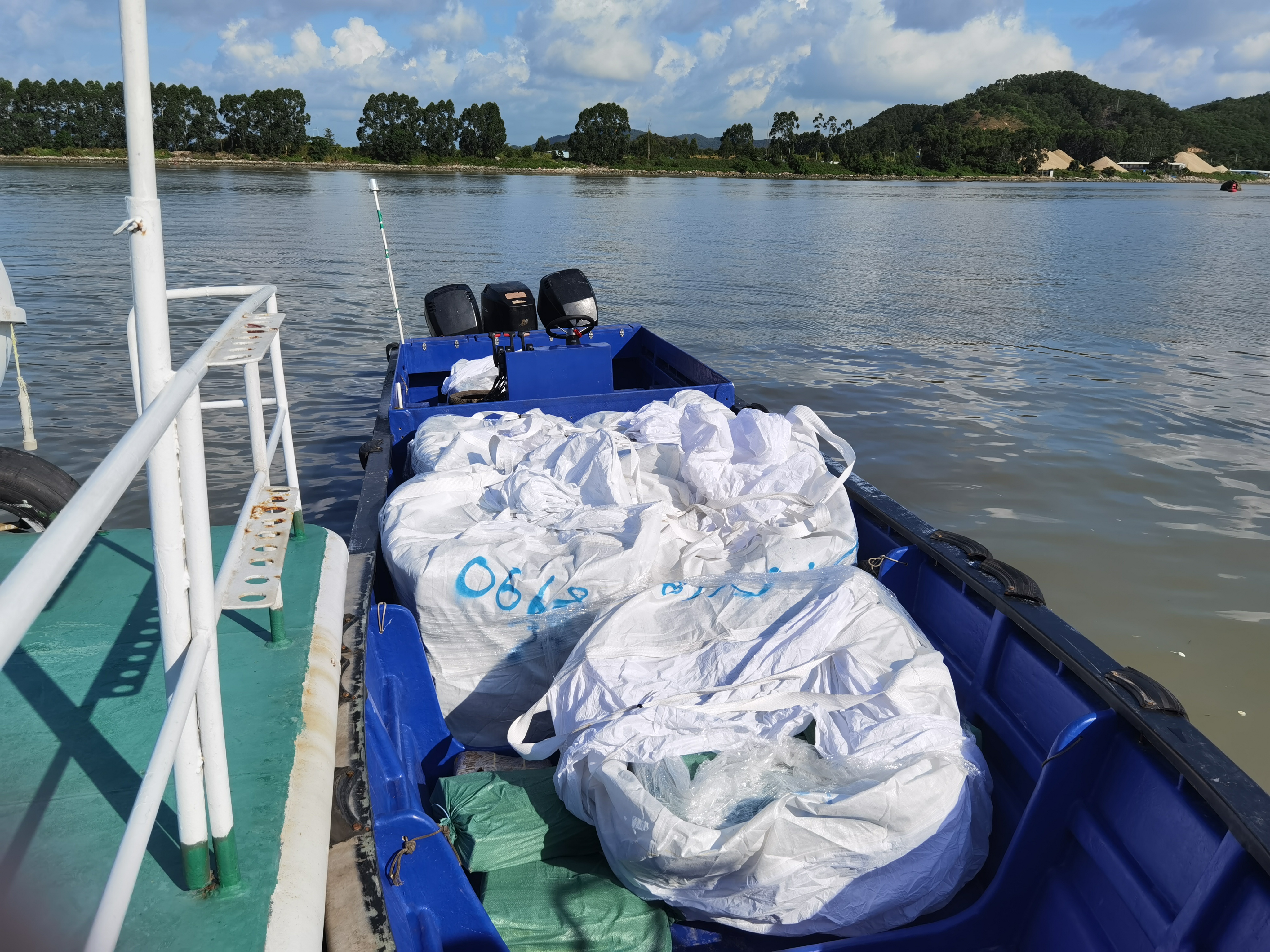 雷霆出击东莞海警缴获走私冻品76吨