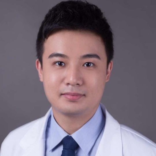 病人突然呼吸无力,医生抱她一分钟跑四层楼去急救