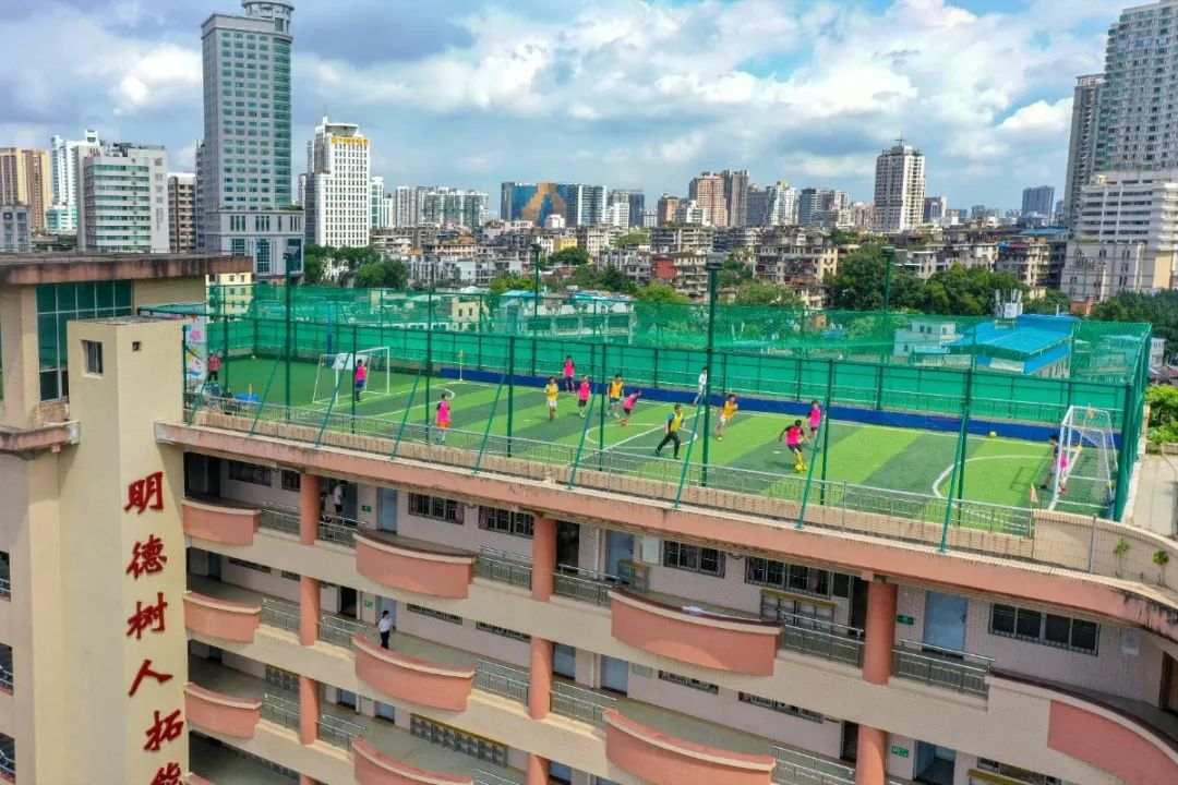 巴黎,墨尔本等闹市区 经常能见到天台球场 越秀区的广州市第十中学