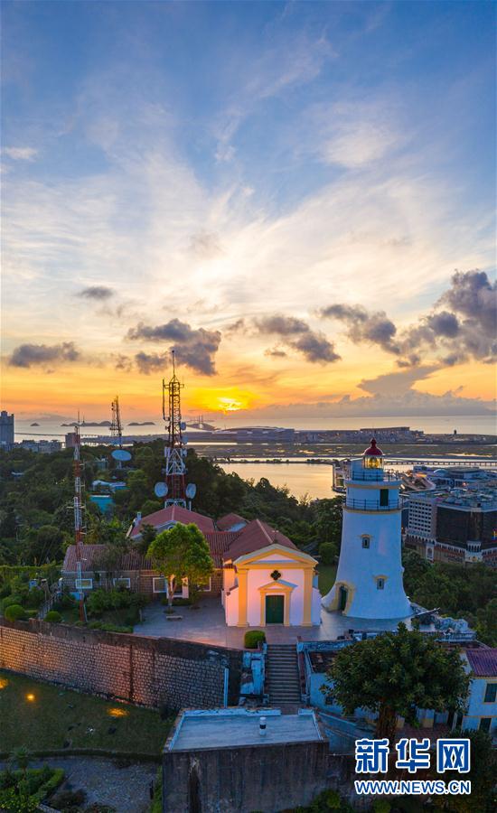 澳門東望洋燈塔的清晨(6月19日攝,無人機照片)。 新華社記者 張金加 攝