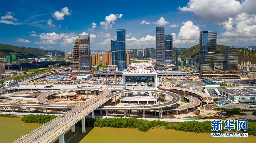 橫琴口岸與蓮花大橋(7月26日攝,無人機照片)。 新華社記者 張金加 攝