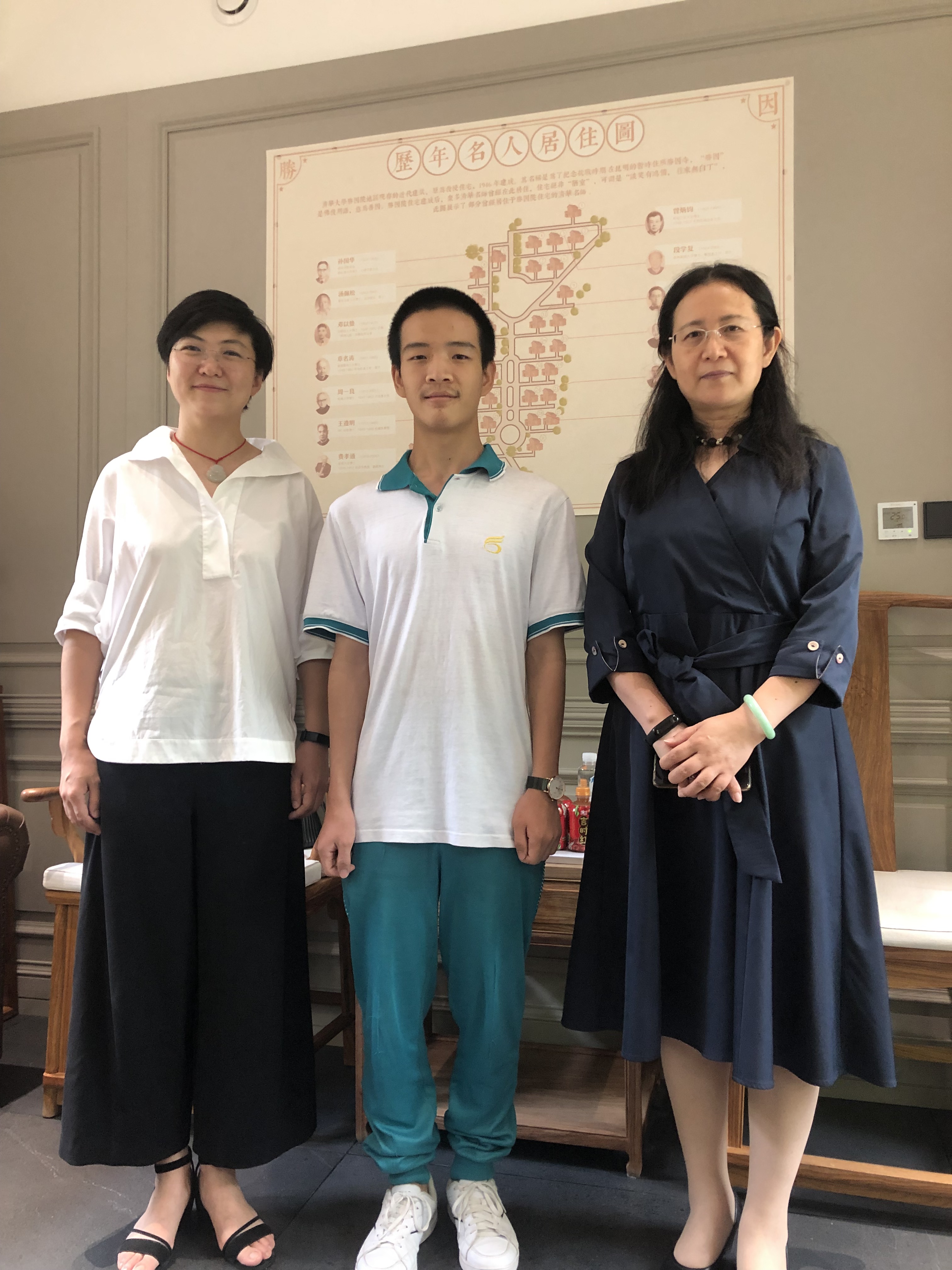 刘洋和清华大学致理学院院长李艳梅(右),招生办主任余潇潇(左).