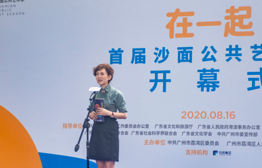 策展人李黎在开幕式上致辞。