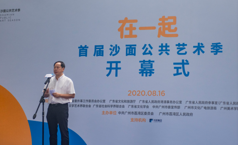 艺术家代表李劲堃在开幕式上致辞。